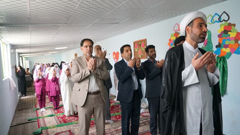 حضور مدیران برق منطقه‌ای یزد در طرح رونق بخشی به نماز جماعت در مدارس