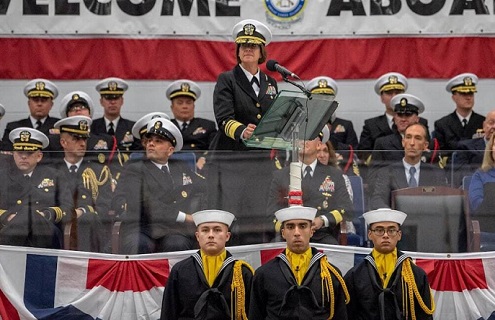 زنی که «فرمانده نیروی دریایی آمریکا» شد؛ چه شکلی است؟/عکس