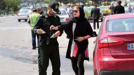 توقیف شوک‌کننده خودروها در کوچه و خیابان به دلیل کشف حجاب