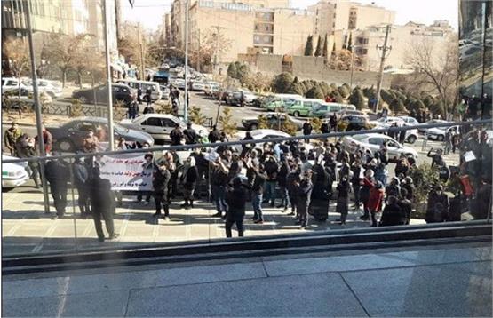 ادامه تجمع اعتراضی سهامداران بورسی/رییس سازمان بورس استعفا داد
