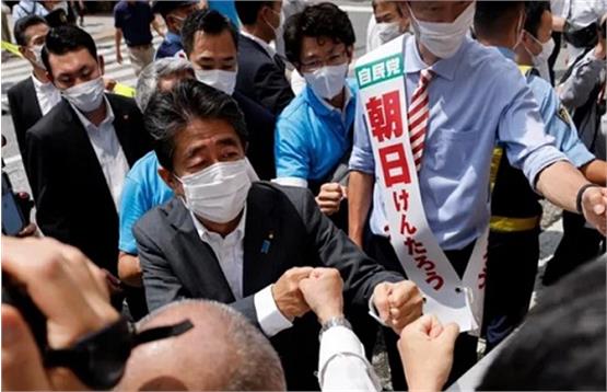 علت ترور شینزو آبه در کارزار انتخاباتی ژاپن/مرگ نخست وزیری که با رهبر انقلاب دیدار کرد