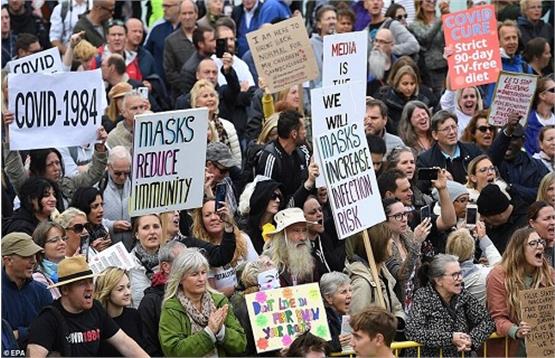 شعار معترضان لندنی: کرونا دروغی بزرگ و سازماندهی بیل گیتس است