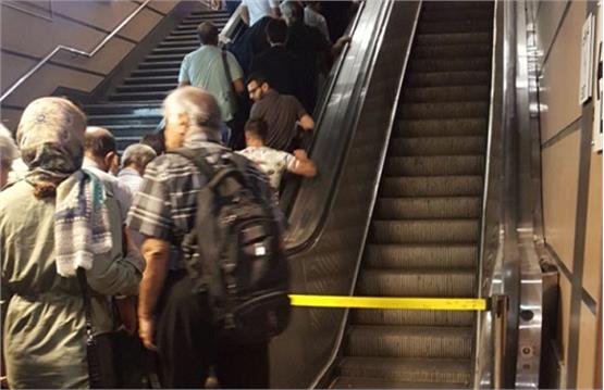 عذاب «جانکاه» متروسواری در تهران/چرا مترو پایتخت آسانسور و پله برقی ندارد؟