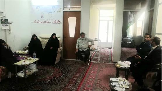 دیدار دانشگاهیان دانشگاه آزاد اسلامی استان یزد با خانواده و مادر شهید محمد صادق کهدوئی