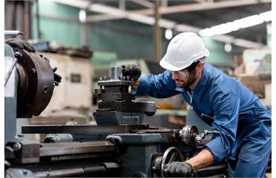نقش و اهمیت اپراتور CNC در صنعت تولید و ماشین‌کاری