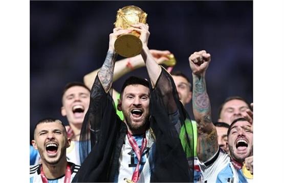 لیونل مسی با ردای قطری جام جهانی را بالا برد/ورزشگاه زیبای دوحه غرق در  جشن قهرمانی آرژانتین+تصاویر
