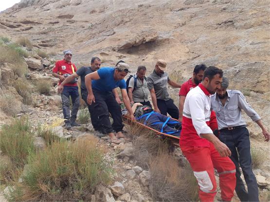نجات جان کوهنورد 50 ساله در ارتفاعات دره گاهان توسط تیم امداد و نجات کوهستان هلال احمر تفت