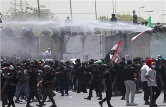 حمله خشونت بار به معترضان دولت در عراق/اصابت موشک به منطقه سبز بغداد