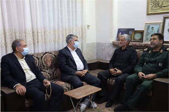 رئیس کل دادگستری استان یزد به مناسبت هفته دفاع مقدس باخانواده شهید محمد هادی غلامی نژاد دیدار کرد