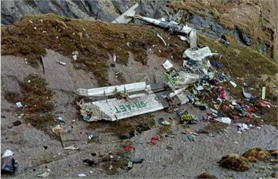کشف هواپیمای ناپدید شده و اجساد در کوه های هیمالیا/کشته شدن ۲۰ نفر با صعود از «خطرناک ترین» فرودگاه  جهان