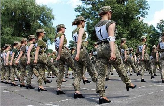 چرا زنان اوکراینی در مقابل ارتش برهنه شدند؟
