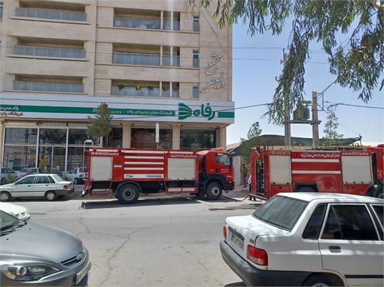 آتش‌سوزی در انبار یک فروشگاه بزرگ، ۴ تیم آتش نشانی از ۳ ایستگاه مختلف را به محل حادثه کشید.