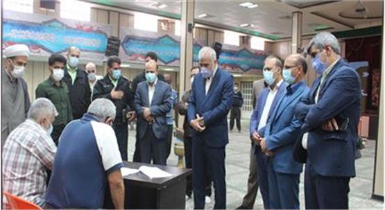 بازدید مدیرکل زندان های استان یزد از فعالیت های فرهنگی زندان مرکزی این استان