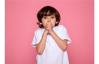 علت بوی بد دهان چیست؟ ۱۰ راهکار برای رفع بوی بد دهان کودک