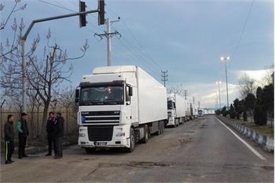 سایه موضوعات سیاسی بر تجارت؛ معطلی ۱۷ روزه کامیون‌ها در مرز ایران و آذربایجان
