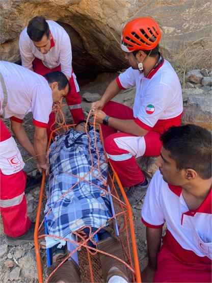 امدادرسانی هلال احمر مهریز به نوجوان حادثه دیده در کوه های روستای هنزا