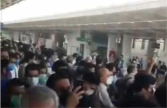 تجمع اعتراضی در متروی صادقیه تهران